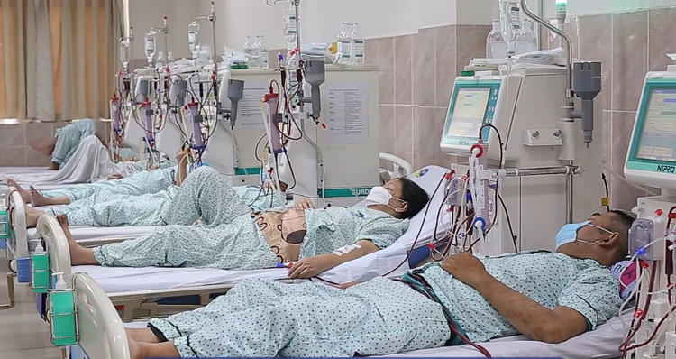 Người bệnh thận phải lọc máu chu kỳ - Ảnh BVCC
