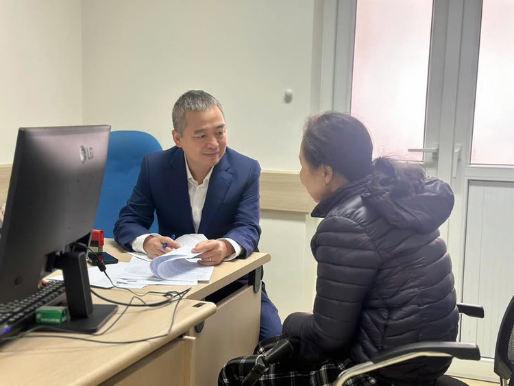 PGS.TS Nguyễn Lân Hiếu thăm khám, tư vấn cho một bệnh nhân.