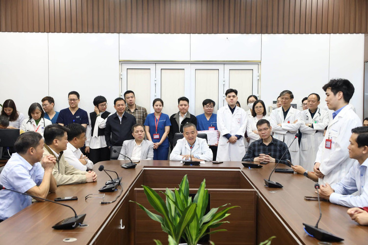 Hội chẩn chữa bệnh từ xa các ca bệnh khó tại trường Đại học Y Hà Nội.