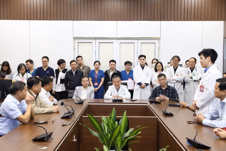 Hội chẩn chữa bệnh từ xa các ca bệnh khó tại trường Đại học Y Hà Nội.