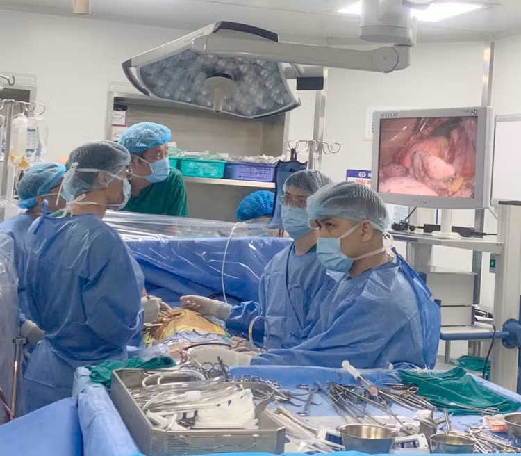 Ekip phẫu thuật đang thực hiện lấy khối u khổng lồ trong tim người bệnh - Ảnh BVCC