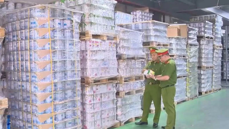 Công an triệt phá đường dây sản xuất sữa giả.