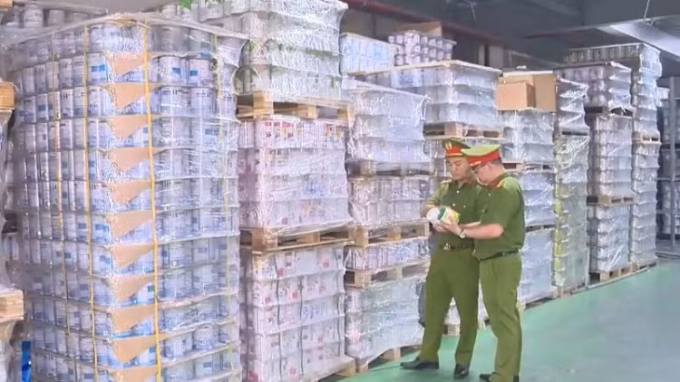 Công an triệt phá đường dây sản xuất sữa giả.