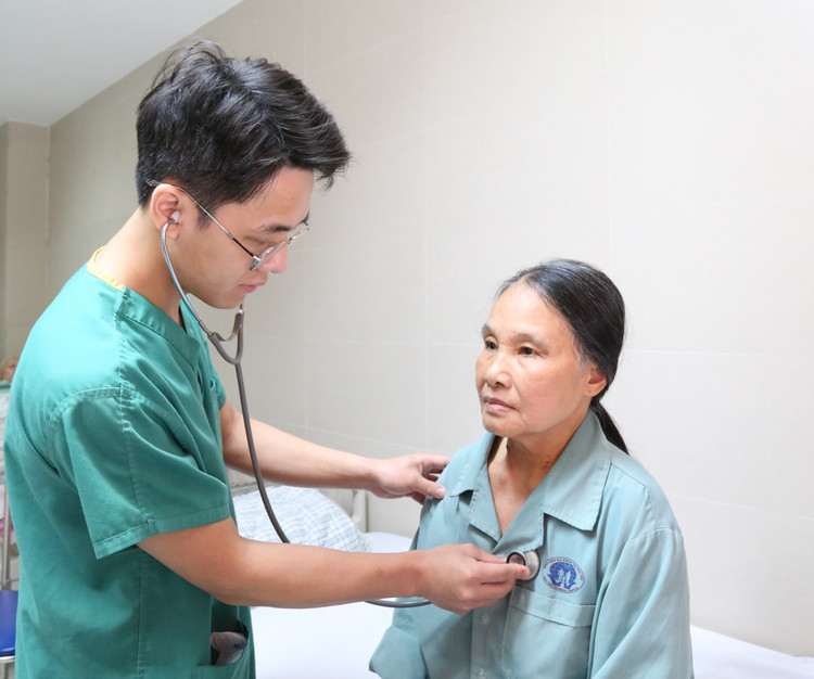 Bác sĩ kiểm tra sức khỏe người bệnh sau phẫu thuật - Ảnh BVCC