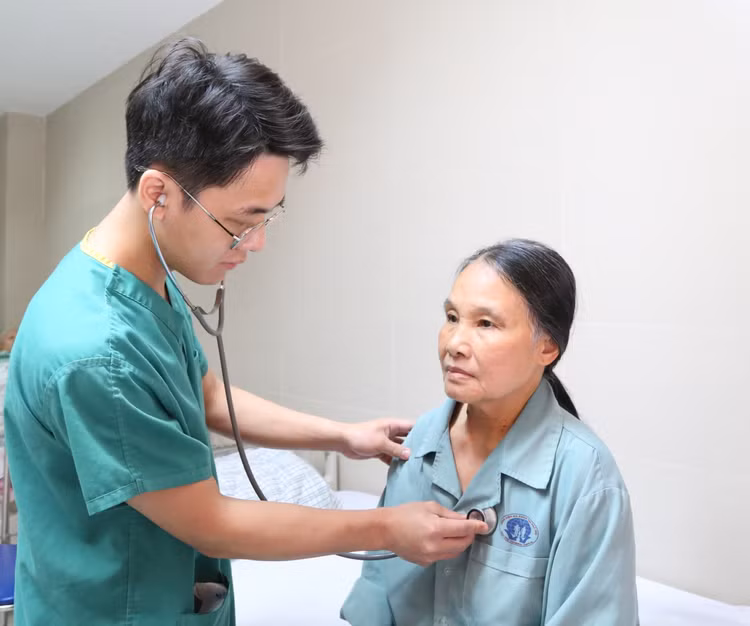 Thăm khám cho bệnh nhân u nhầy tim - Ảnh BVCC