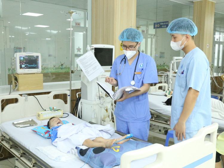 Trẻ đã được cai máy thở và ngừng lọc máu - Ảnh BVCC Trẻ đã được cai máy thở và ngừng lọc máu - Ảnh BVCC
