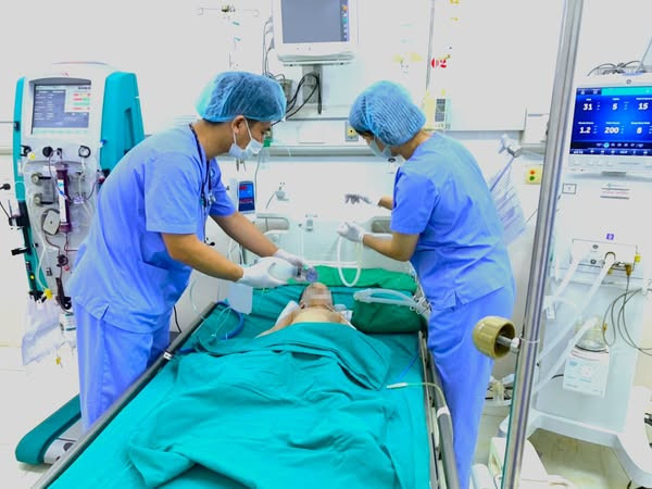 Lọc máu cứu sống bệnh nhi 11 tháng tuổi mắc sởi biến chứng - Ảnh BVCC Lọc máu cứu sống bệnh nhi 11 tháng tuổi mắc sởi biến chứng - Ảnh BVCC