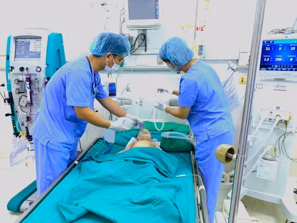 Lọc máu cứu sống bệnh nhi 11 tháng tuổi mắc sởi biến chứng - Ảnh BVCC