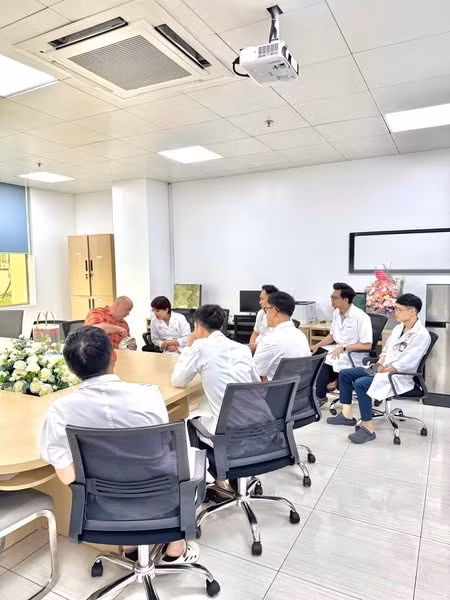 Các bác sĩ khoa Phẫu thuật Sọ mặt cùng Giáo sư Michael J Perry (Vương Quốc Anh) đề xuất các phương án phẫu thuật - Ảnh BVCC Các bác sĩ khoa Phẫu thuật Sọ mặt cùng Giáo sư Michael J Perry (Vương Quốc Anh) đề xuất các phương án phẫu thuật - Ảnh BVCC