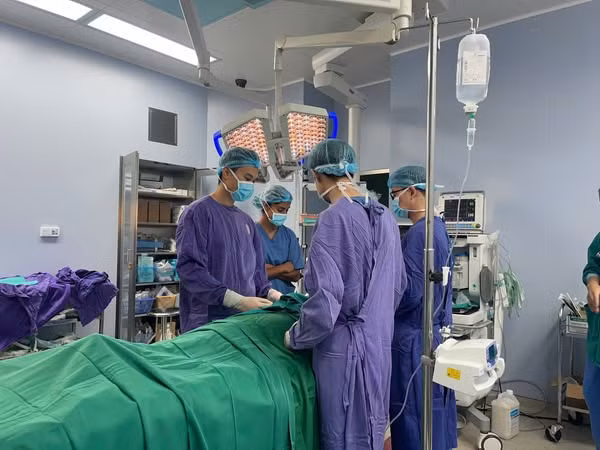 Ca phẫu thuật chữa trị di chứng cho bệnh nhân - Ảnh BVCC Ca phẫu thuật chữa trị di chứng cho bệnh nhân - Ảnh BVCC