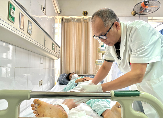 Phó Giáo sư, Tiến sĩ Nguyễn Hồng Hà khám cho người bệnh sau phẫu thuật - Ảnh BVCC