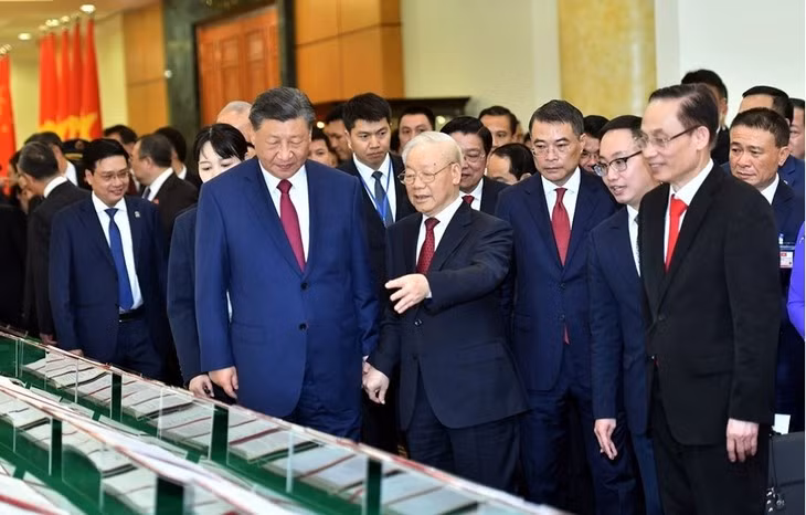 Tổng Bí thư Nguyễn Phú Trọng và Tổng Bí thư, Chủ tịch nước Tập Cận Bình cùng đại biểu cấp cao hai nước xem và nghe giới thiệu về các văn kiện đã ký kết giữa hai nước. Ảnh: QĐND