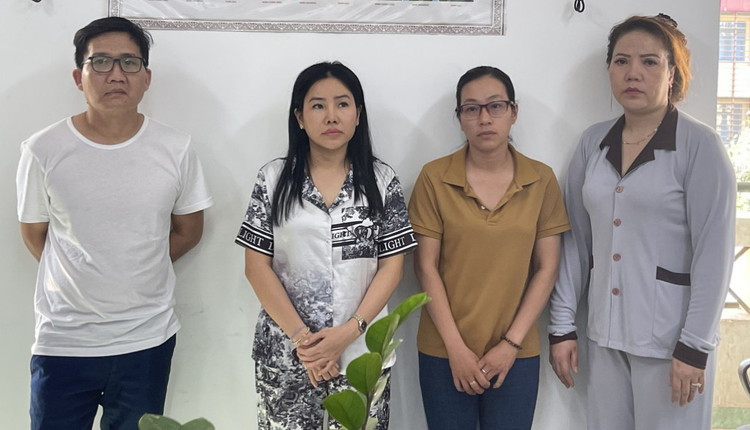 Nhóm 4 đối tượng bị khởi tố, trong đó đối tượng cầm đầu là Lữ Phú Thám (ngoài cùng, bên trái). Ảnh: VietNamNet