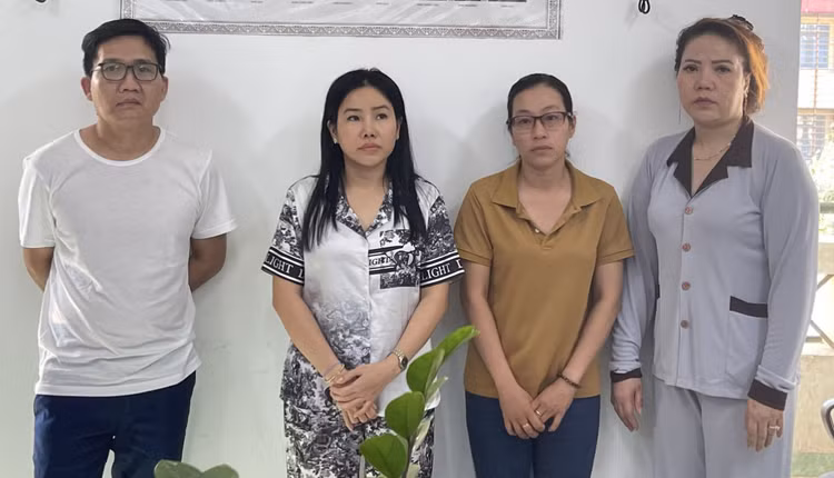 Nhóm 4 đối tượng bị khởi tố, trong đó đối tượng cầm đầu là Lữ Phú Thám (ngoài cùng, bên trái). Ảnh: VietNamNet