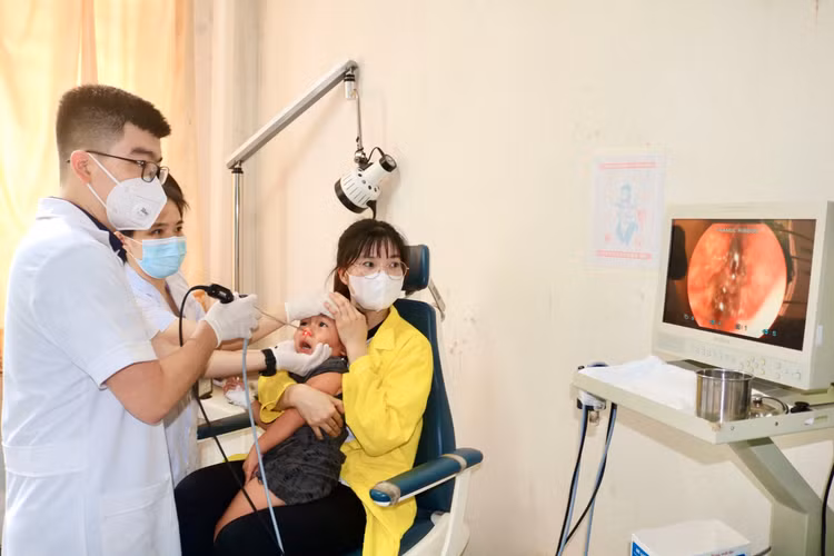 Các bác sỹ Khoa Liên Chuyên khoa nội soi gắp dị vật là viên pin cúc trong mũi phải của trẻ - Ảnh BVCC