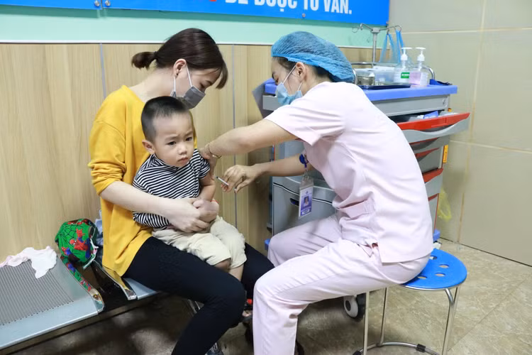 Tiêm chủng cho trẻ - Ảnh minh họa