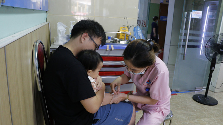 Tiêm chủng cho trẻ - Ảnh Minh họa