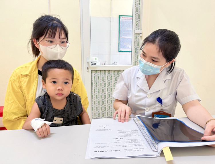 Bác sĩ tư vấn cho gia đình bệnh nhi - Ảnh BVCC