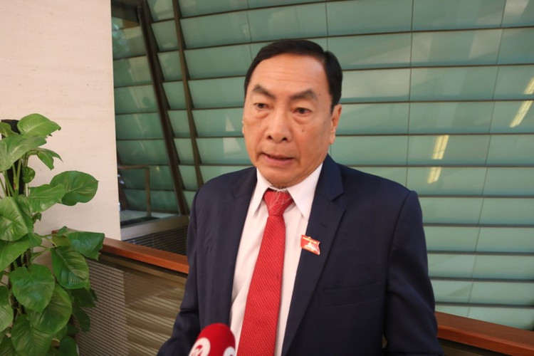 Đại biểu Quốc hội Phạm Văn Hòa (Đồng Tháp) trao đổi với PV bên hành lang Quốc hội sáng 22/5. Ảnh: Mai Loan.