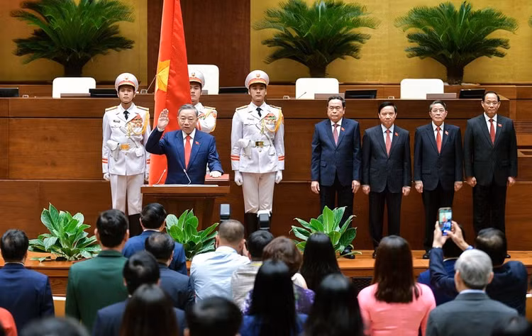 Chủ tịch nước thực hiện nghi thức tuyên thệ. Chủ tịch nước thực hiện nghi thức tuyên thệ.