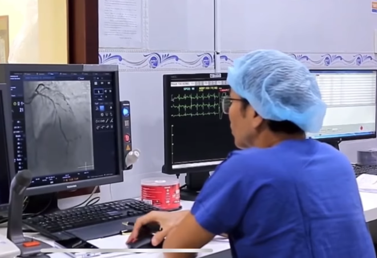 Can thiệp 2 nhánh mạch vành, cứu bệnh nhân nhồi máu cơ tim cấp hiếm gặp - Ảnh BVCC Can thiệp 2 nhánh mạch vành, cứu bệnh nhân nhồi máu cơ tim cấp hiếm gặp - Ảnh BVCC