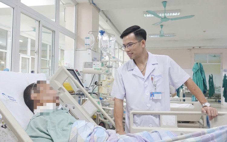 BSCKII Hoàng Văn Quyết khám lại cho bệnh nhân sau phẫu thuật - Ảnh BVCC