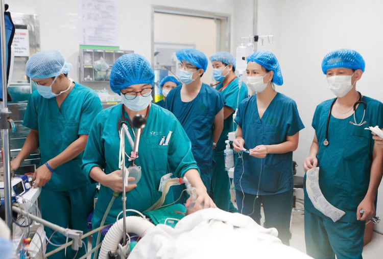 Các bác sĩ 2 bệnh viện chuẩn bị phẫu thuật cho sản phụ - Ảnh BVCC