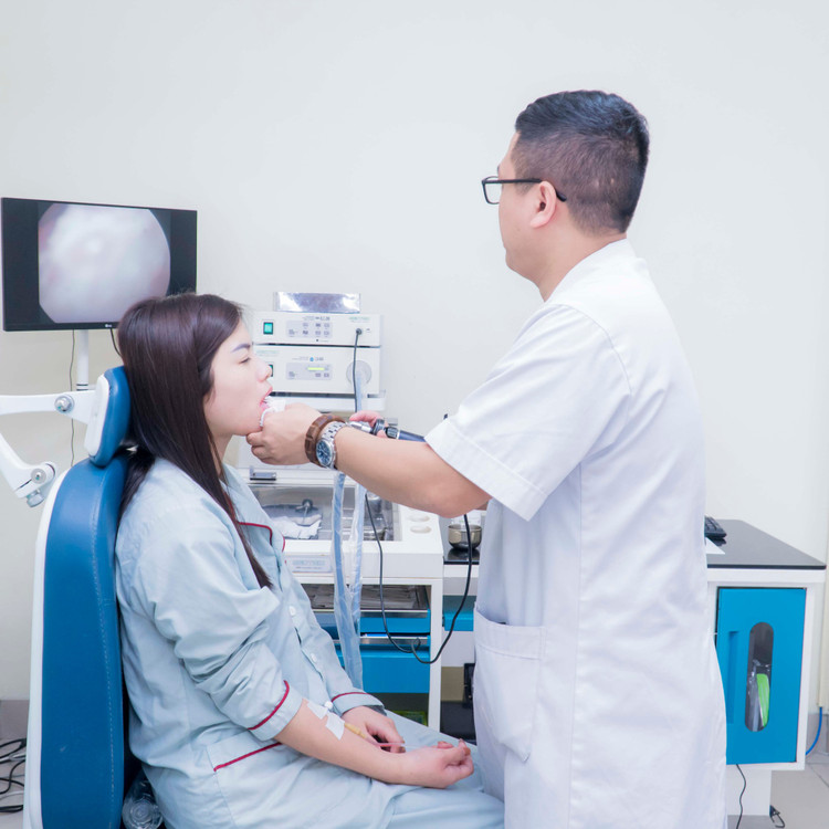 Thăm khám cho bệnh nhân khàn tiếng do u dây thanh - Ảnh BVCC