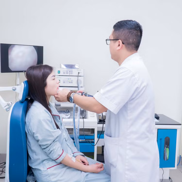 Thăm khám cho bệnh nhân khàn tiếng do u dây thanh - Ảnh BVCC