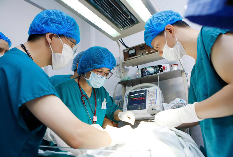 Cấy máy tạo nhịp cho trẻ sơ sinh ngay tại phòng sinh - Ảnh BVCC