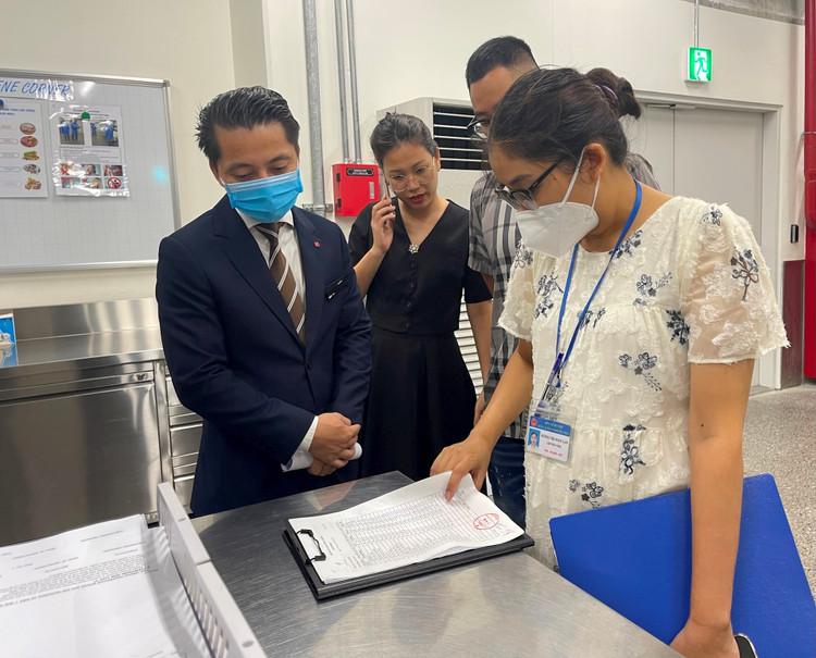 Đoàn kiểm tra của Chi cục An toàn vệ sinh thực phẩm Hà Nội kiểm tra hồ sơ pháp lý, nguồn gốc thực phẩm tại bếp ăn của một khách sạn trên địa bàn Thủ đô. Ảnh: Thu Trang