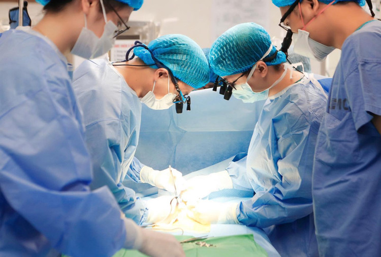 Đặt máy tạo nhịp tại phòng sinh cứu trẻ sơ sinh bị tim bẩm sinh nặng - Ảnh BVCC