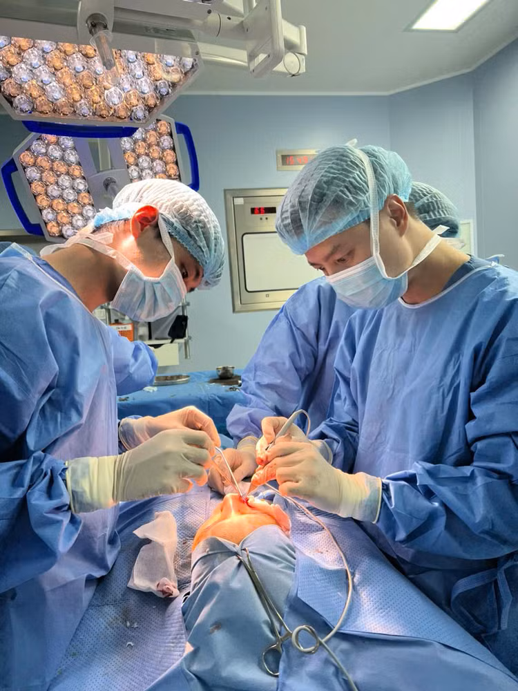 BS tiến hành phẫu thuật sụp mi cho người bệnh - Ảnh BVCC