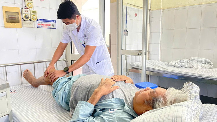 Bác sĩ Khoa Lão khoa - Cơ xương khớp, Bệnh viện Bãi Cháy thăm khám cho bệnh nhân bị nhiễm khuẩn khớp gối sau tiêm khớp - Ảnh BVCC