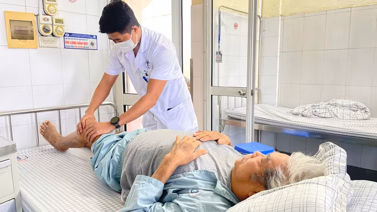 Bác sĩ Khoa Lão khoa - Cơ xương khớp, Bệnh viện Bãi Cháy thăm khám cho bệnh nhân bị nhiễm khuẩn khớp gối sau tiêm khớp - Ảnh BVCC