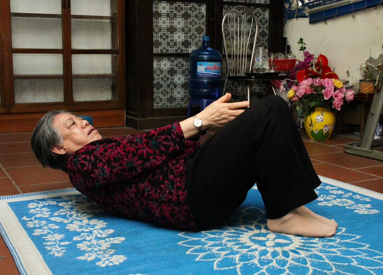 TS Trương Thị Thảo tập luyện bài tập cột sống