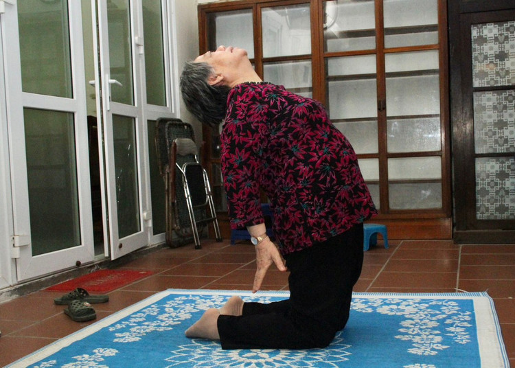 TS Trương Thị Thảo tập luyện bài tập cột sống