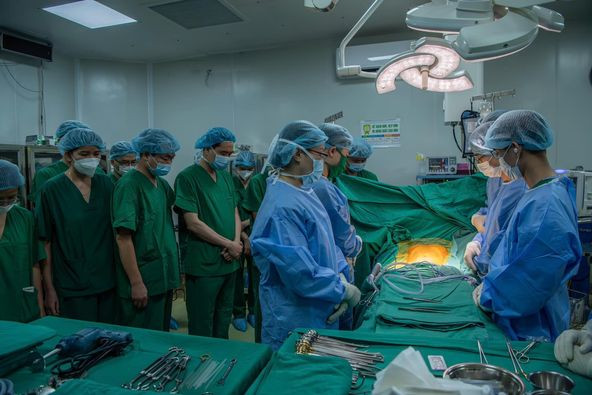 Các y bác sĩ bày tỏ sự biết ơn và kính trọng đối với người hiến tạng - Ảnh BVCC