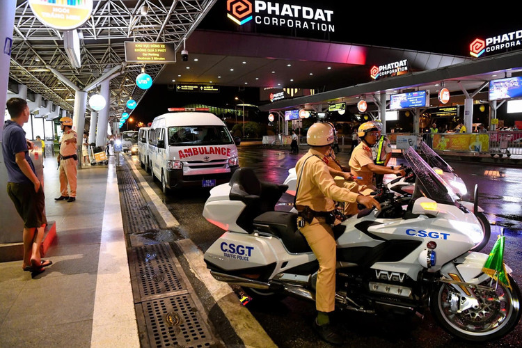 Xuyên đêm đưa trái tim xuyên Việt từ Hà Nội vào TP HCM để cứu người ảnh 5