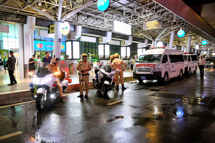 Xuyên đêm đưa trái tim xuyên Việt từ Hà Nội vào TP HCM để cứu người ảnh 4