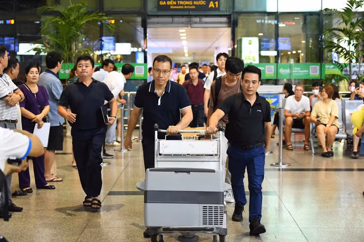 Kíp vận chuyển tạng hiến từ Hà Nội vào TP HCM - Ảnh BVCC Kíp vận chuyển tạng hiến từ Hà Nội vào TP HCM - Ảnh BVCC