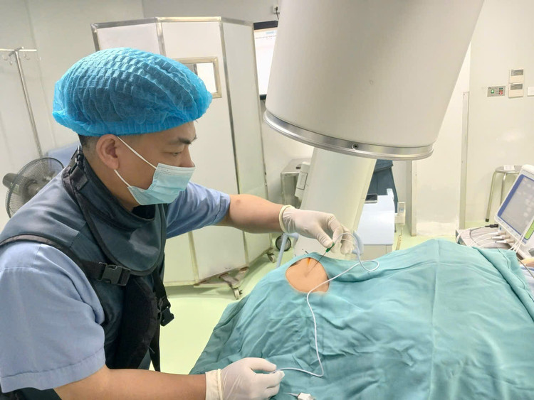 TS.BS Vi Trường Sơn – Trưởng khoa Ngoại yêu cầu thực hiện đốt sóng cao tần xung điều trị cho người bệnh - Ảnh BVCC