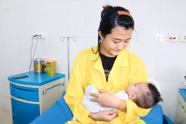 Hạnh phúc của mẹ và bé sau ca phẫu thuật thành công - Ảnh BVCC