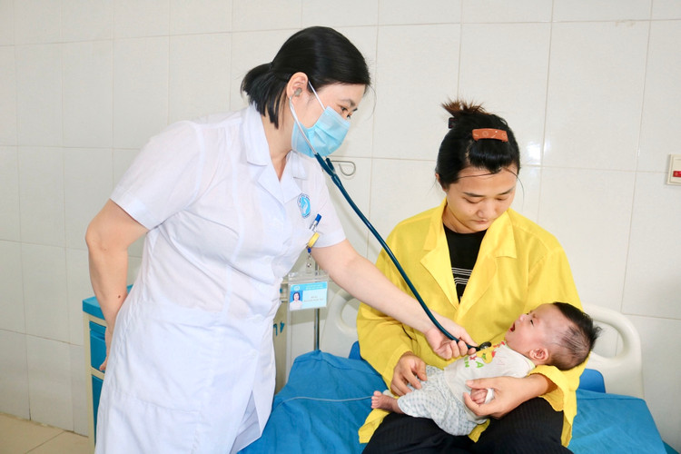 Thăm khám cho bệnh nhi - Ảnh BVCC Thăm khám cho bệnh nhi - Ảnh BVCC