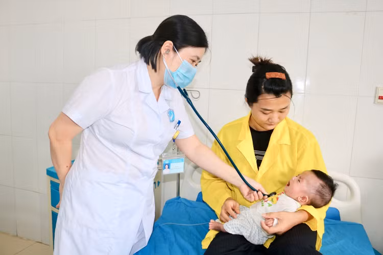 Thăm khám cho bệnh nhi - Ảnh BVCC