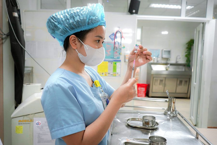 Tiêm vacxin giúp bảo vệ cơ thể khỏi một số loại viêm màng não do não mô cầu - Ảnh minh họa