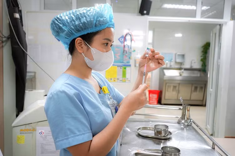 Tiêm vacxin giúp bảo vệ cơ thể khỏi một số loại viêm màng não do não mô cầu - Ảnh minh họa