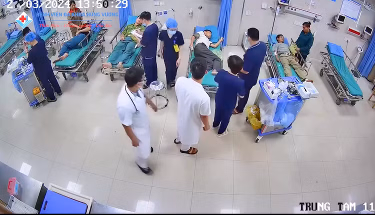 Uống rượu ngâm củ ấu tẩu, 4 người nhập viện cấp cứu ảnh 1