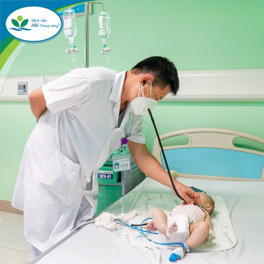 TS.BS Thái Thiên Nam đang thăm khám cho bệnh nhi ngộ độc vitamin D