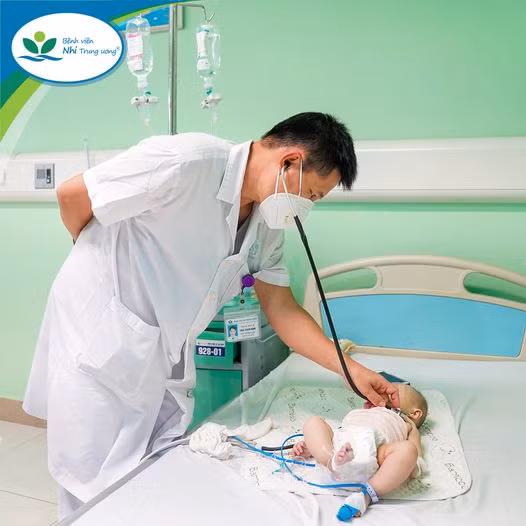 TS.BS Thái Thiên Nam đang thăm khám cho bệnh nhi ngộ độc vitamin D